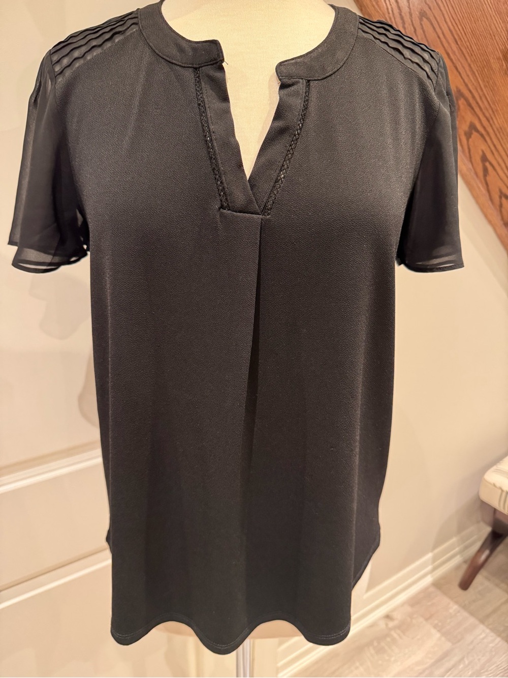 Roz & Ali Black Split-Neck Short Sleeve Blouse, size M